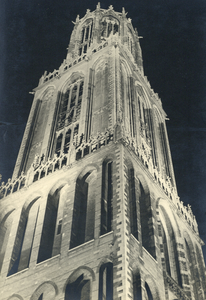 99638 Gezicht op de verlichte Domtoren (Domplein) te Utrecht, ter gelegenheid van het huwelijk van prinses Juliana en ...